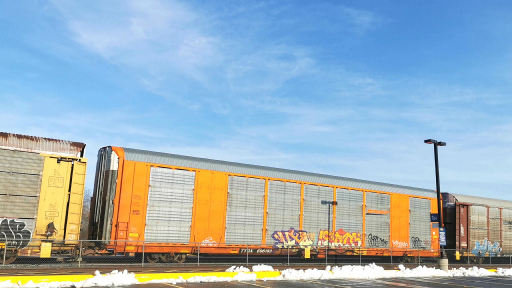 BNSF 27567 (Body) TTGX 696183 (Flat)